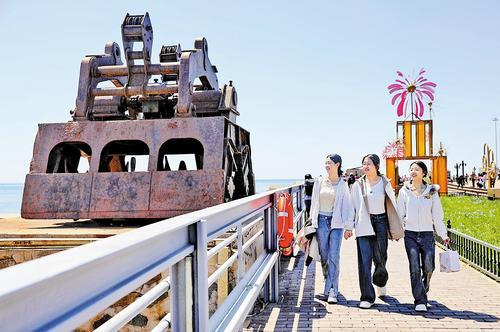     5月1日，游客在秦皇岛港口工业旅游区游玩。 本报记者 赵 杰摄