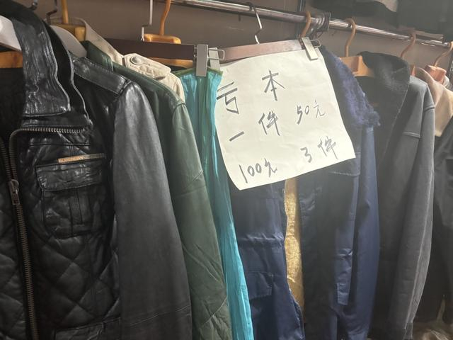 灵石路服饰市场，100元3件衣服。阮佳雯摄