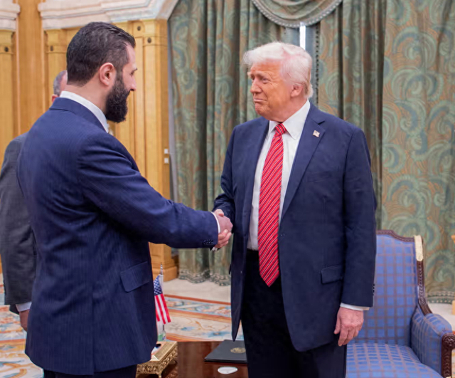 美国总统特朗普14日在利雅得与叙利亚过渡时期总统沙拉会面 图源：外媒