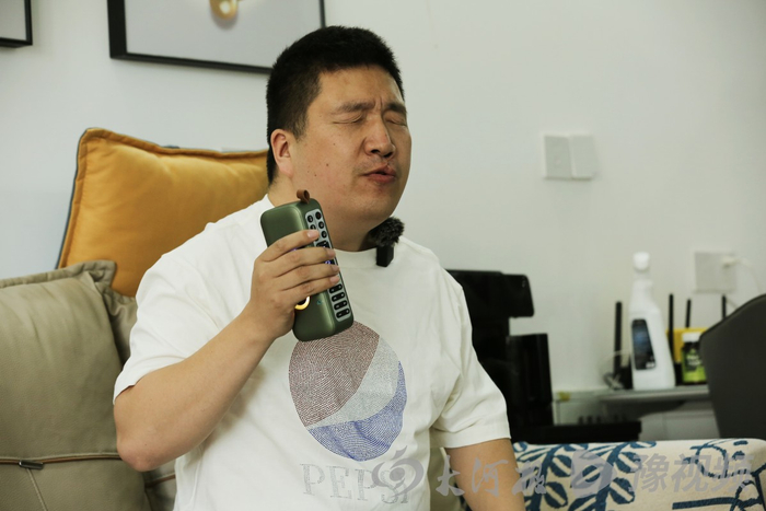 沈华中在家练习歌曲