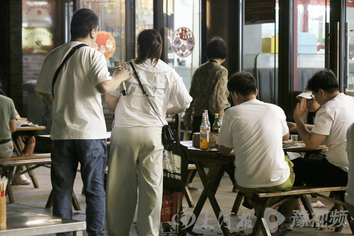 沈华中和妻子奔波演出