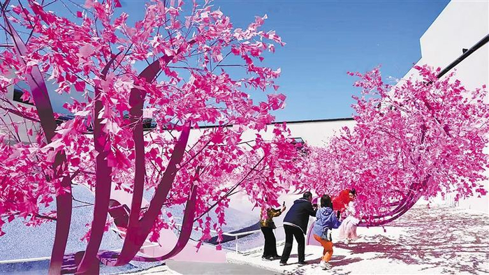     图为游客在“只有红楼梦·戏剧幻城”拍照留念。    本报记者 贾珺 摄