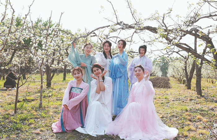     传统服装摄影秀。臧祥冬 本报记者 白云峰摄