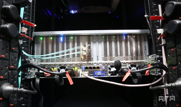 中国移动（甘肃·庆阳）绿色智算中心承载的服务器（央广网发  石强  摄）