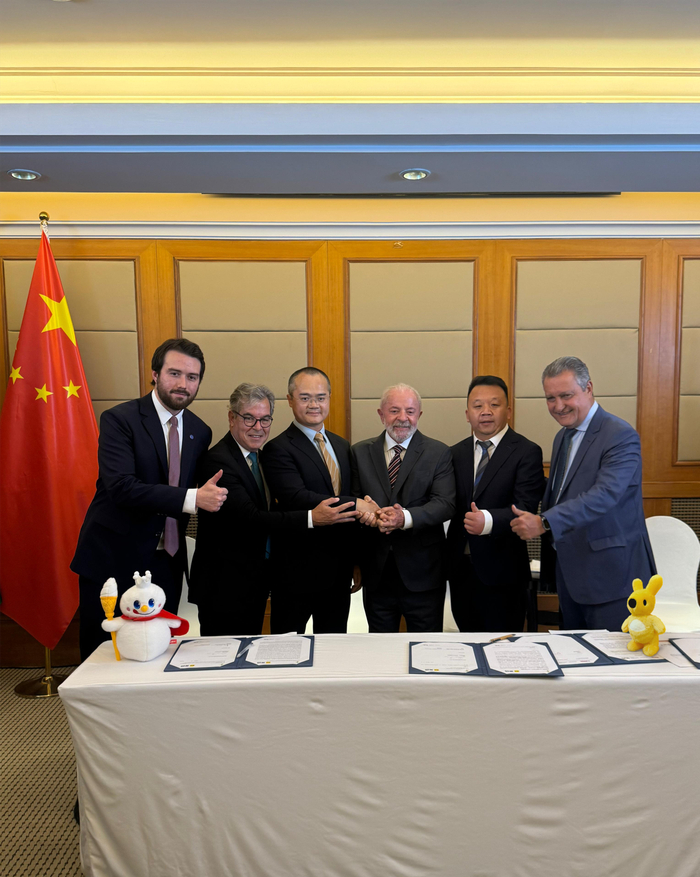 ▲巴西总统卢拉（右三）与美团公司创始人、CEO王兴（左三）会面，并见证签署投资协议