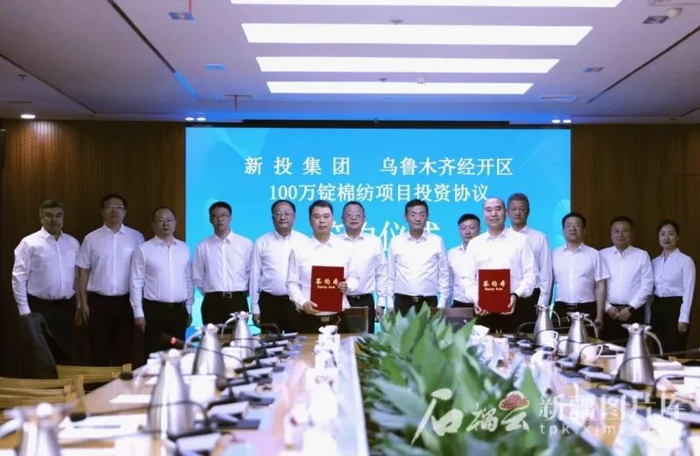 5月13日，100万锭棉纺项目在乌鲁木齐市签约。陈龙摄