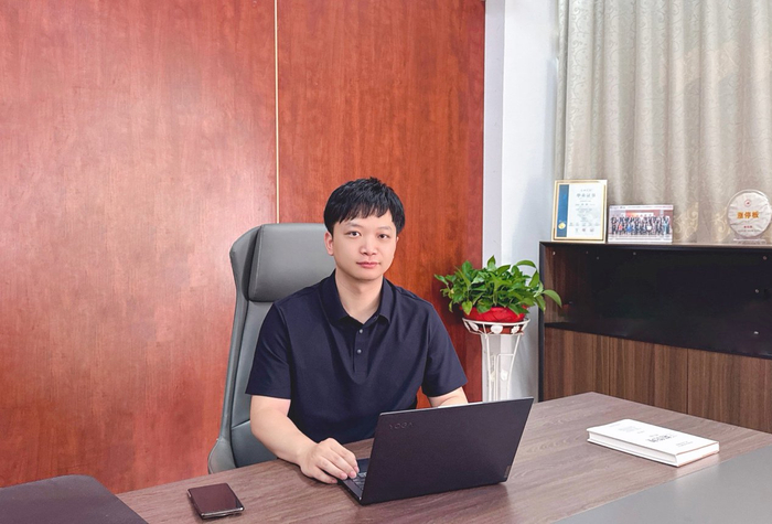 （华鼎股份董事、真爱集团总裁 郑扬，公司供图）