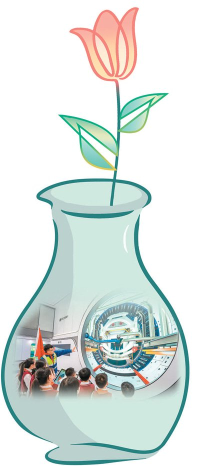 江苏省南通市海门区新教育小学的学生们在海太长江隧道智慧中心参观。