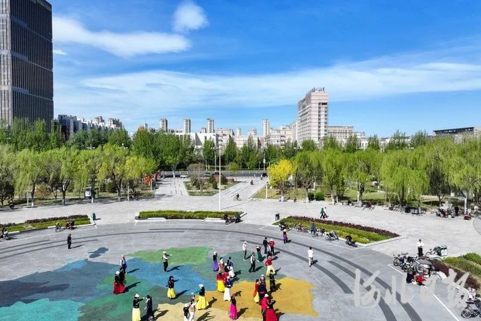 4月14日，市民在绿植环绕的唐山高新区云天广场上活动。郭宝强摄