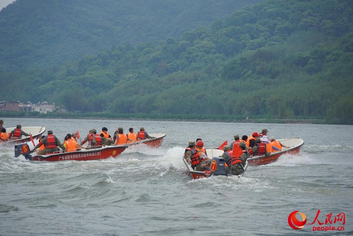 4月21日，“粤防-2025”防汛抢险救灾综合应急演练现场。人民网 王雅蝶摄