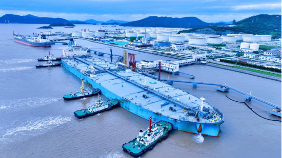 （图为一艘满载原油的VLCC油轮靠泊中化兴中岙山基地5号码头）