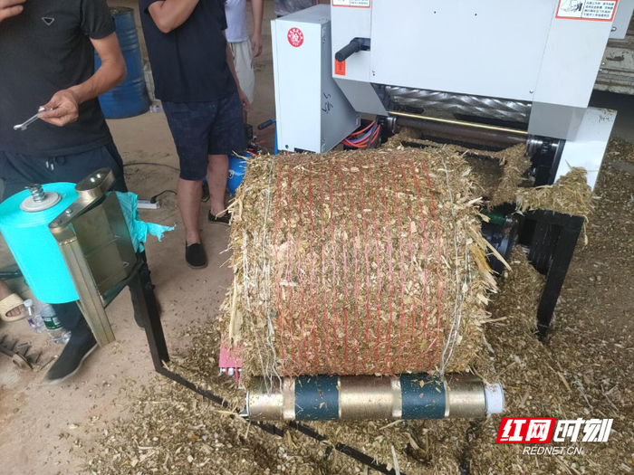 合作社现场对秸秆进行打包