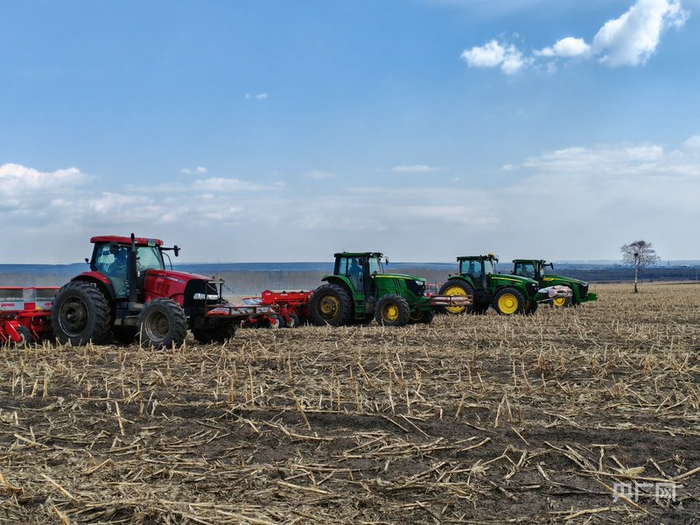 播种机正在进行播种（央广网发  郑明  摄）