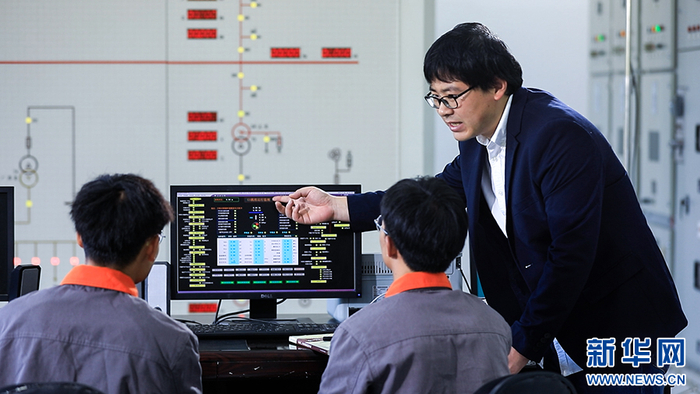 模拟电站实训室内，老师给学生讲解电站相关知识（2022年11月24日摄）。新华网 徐华陵 摄