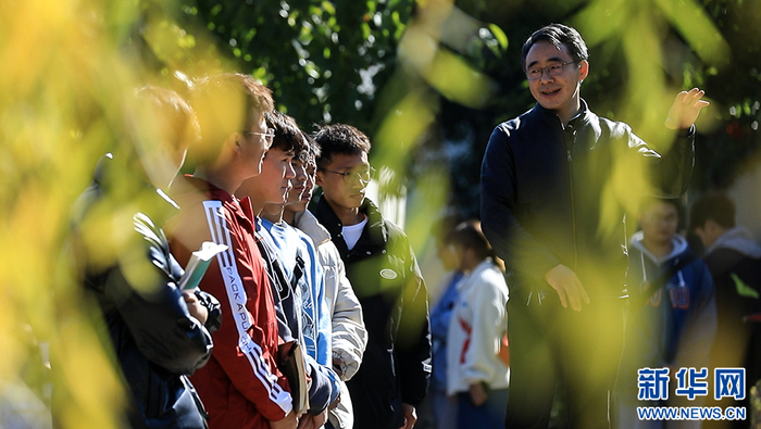 校园内，老师带领学生在大坝旁学习理论课（2022年11月24日摄）。新华网 徐华陵 摄