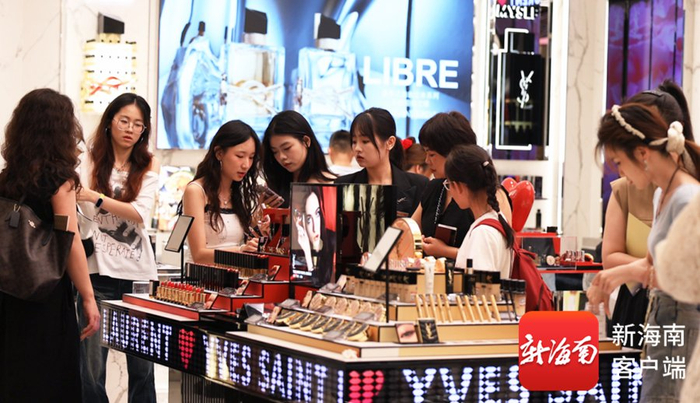 游客打卡cdf海口国际免税城。海口市旅文局供图