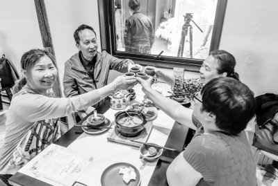 老人们齐聚一堂品尝特色美食。金陵晚报/紫金山新闻记者 董家训 摄