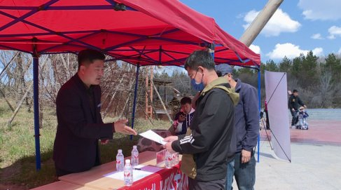 　招聘会上应聘者详细了解岗位信息 摄影 郭岩