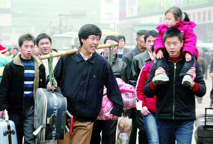     2000年左右，菜园坝火车站站前广场，旅客人来人往。