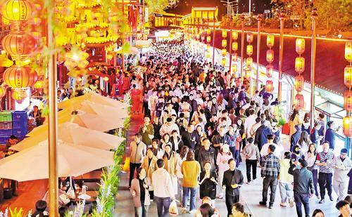     5月3日，游客在海港区秦皇小巷游玩。本报记者 赵 杰摄