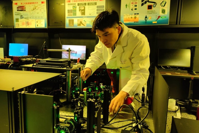 图丨蔚浩义在实验室调试设备（来源：蔚浩义）