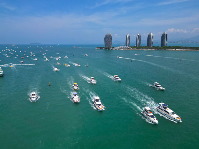 5月3日，大批游艇在海南省三亚湾凤凰岛附近的海面上。新华社发（李学仕　摄）