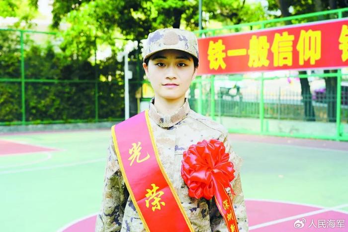 ▲严诗思入伍时身披绶带胸戴大红花(受访者提供)