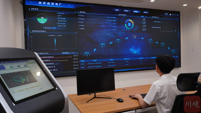 借助虚拟电厂平台，工作人员可以查看企业用电运行数据，并根据已有数据进行预测。罗顺 摄