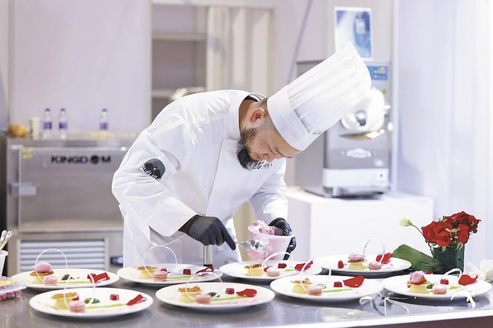 张成龙在大赛上创作“玫荔覆彩”冰淇淋作品。（照片均由受访者提供）