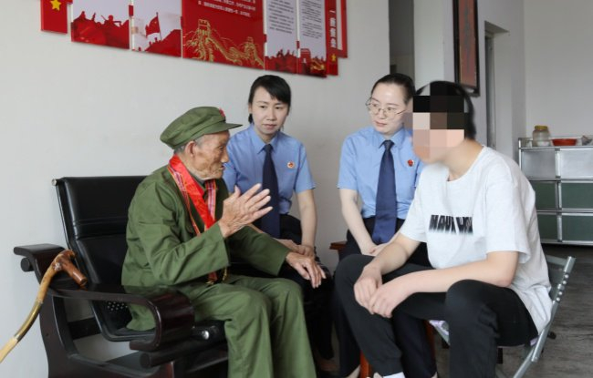 江苏省溧阳市检察院检察官与涉罪未成年人一起聆听抗美援朝老兵讲述战场故事。