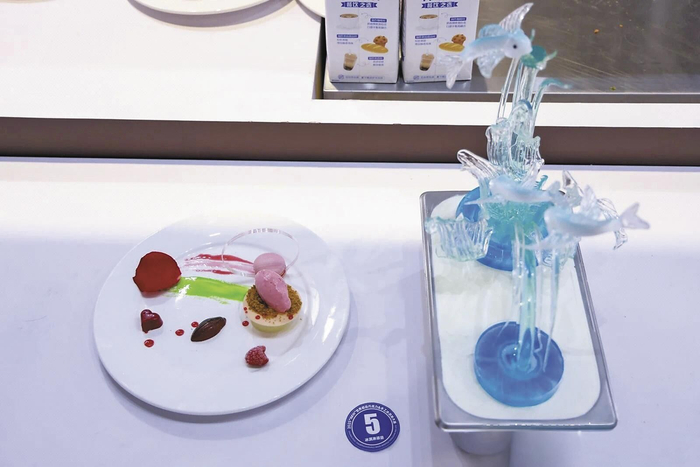 冠军作品玫荔覆彩（左）雪域冰酥（右）。 