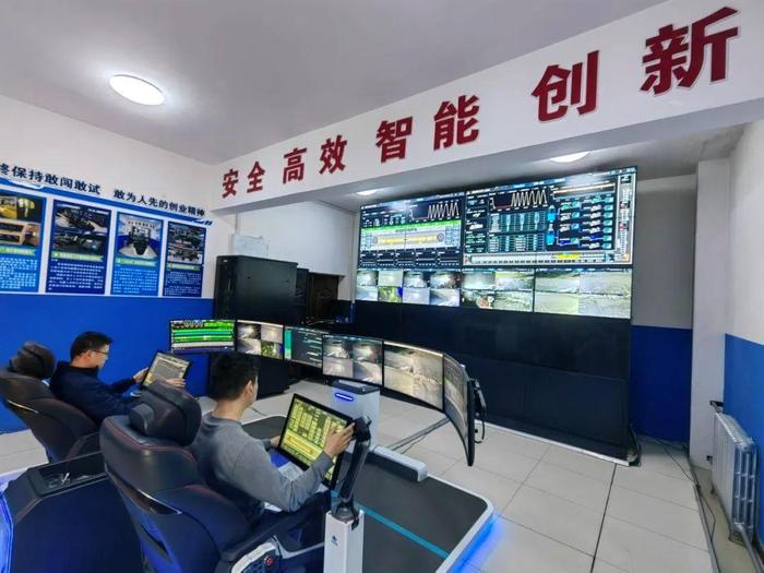 榆家梁煤矿43207工作面地面控制中心割煤实景