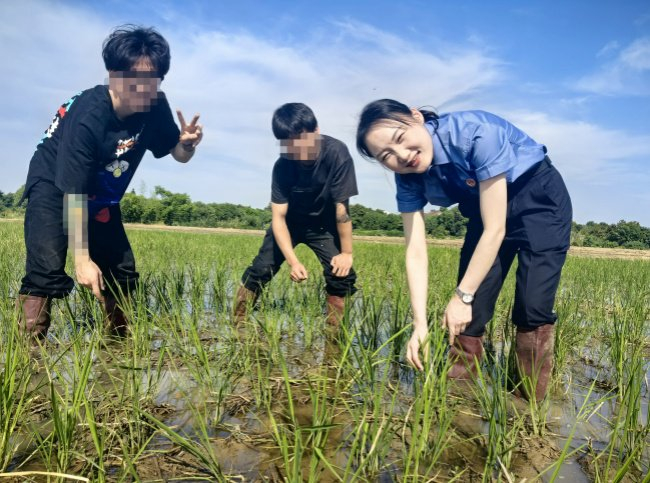 常州市天宁区检察院检察官带领涉罪未成年人在新希望实践基地干农活。