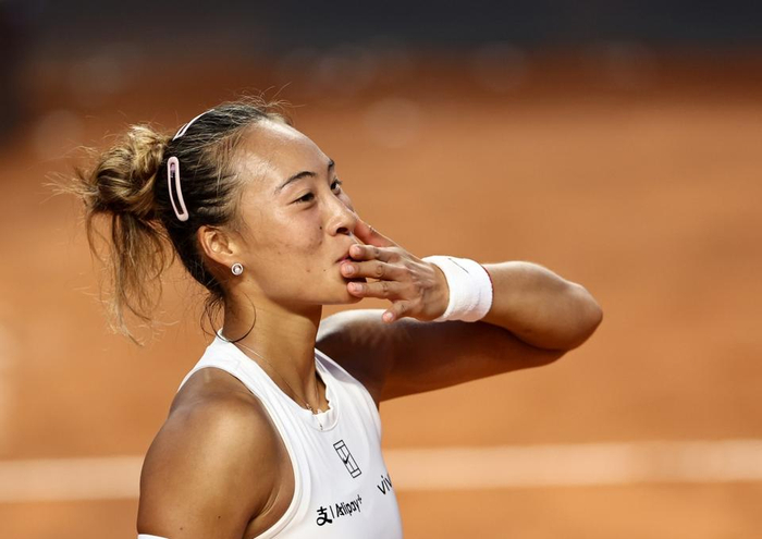 5月12日，郑钦文在赛后庆祝胜利。新华社