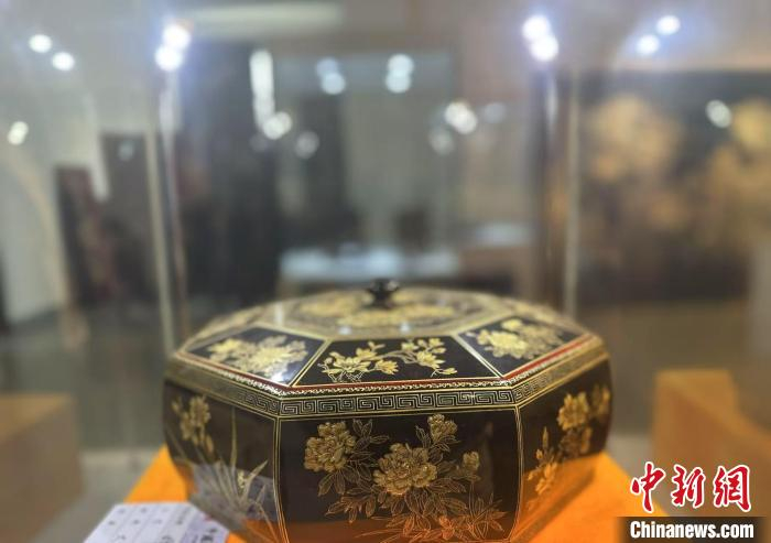  图为“平遥中秀漆艺文化研制基地”内展品。刘小红摄