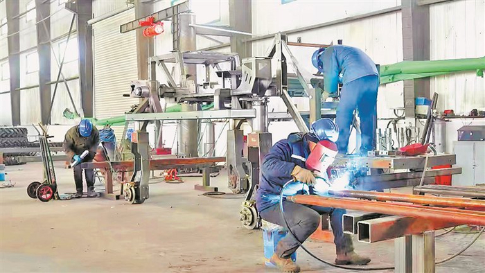富锦市丰诺植保机械制造有限公司工人们忙碌作业。