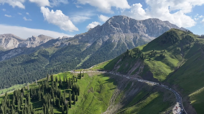 美丽的伊昭公路。周森镇摄