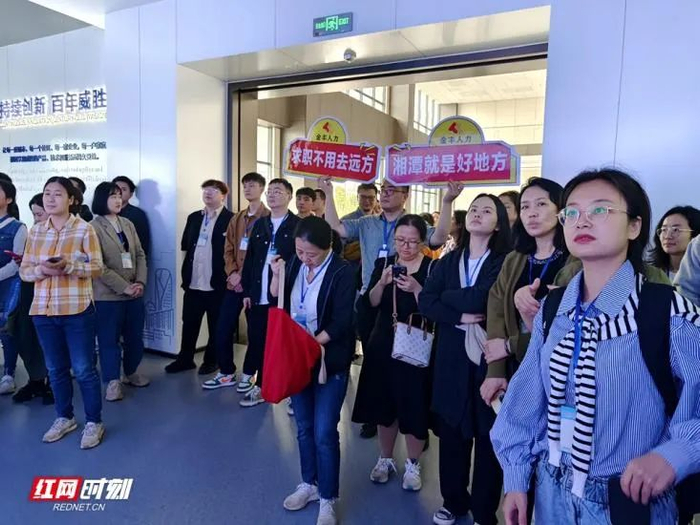 ▲高校就业专干进企业活动现场。