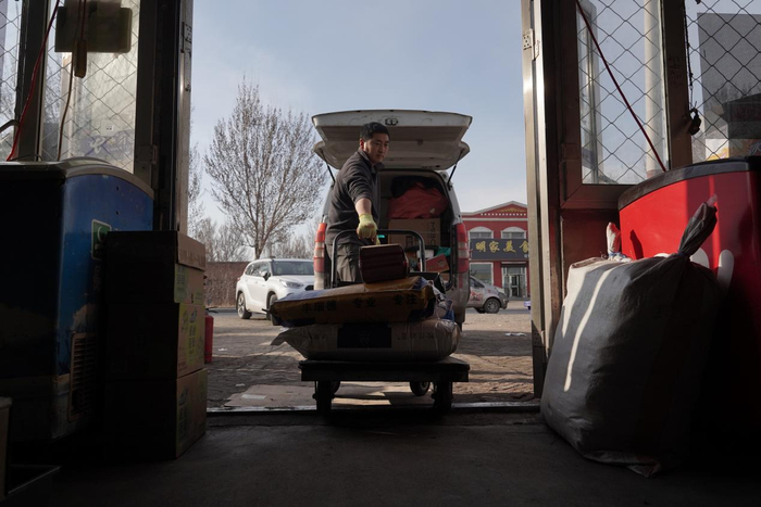 近些年，村镇的快递单量成倍增长。最高峰的时候，茹长有每天要处理2000多单  胡弘彪/摄