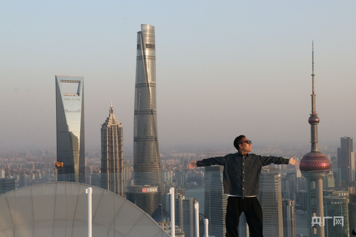 游客打卡上海白玉兰广场顶层320米高空观景台，360度俯瞰浦江两岸城市风貌（央广网记者  唐奇云  摄）