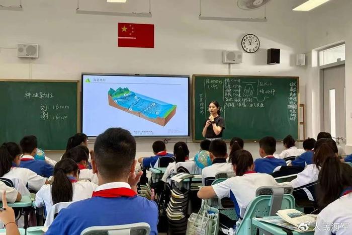 ▲严诗思为学生讲课