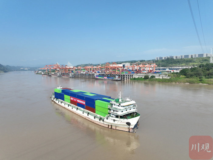 满载货物的货轮从宜宾港出发。 罗顺 摄