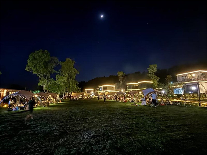 “五一”期间，知音童谷露营区夜间满是游客。受访者供图
