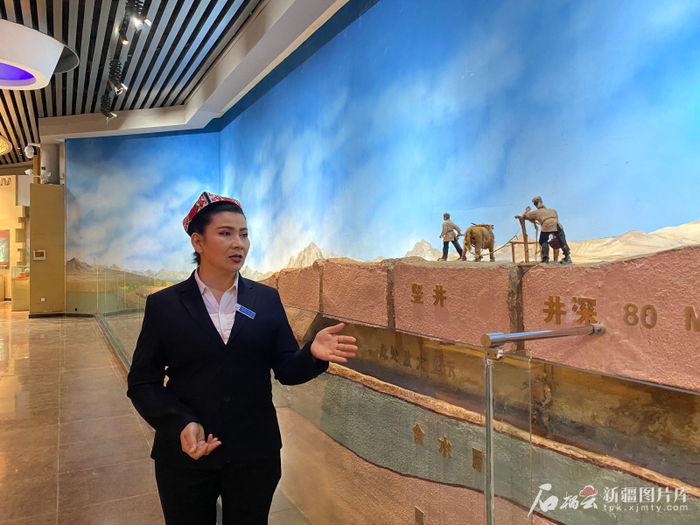 吐尔逊娜依·胡吉艾合买提在景区博物馆讲解。石榴云/新疆日报记者 赵梅摄