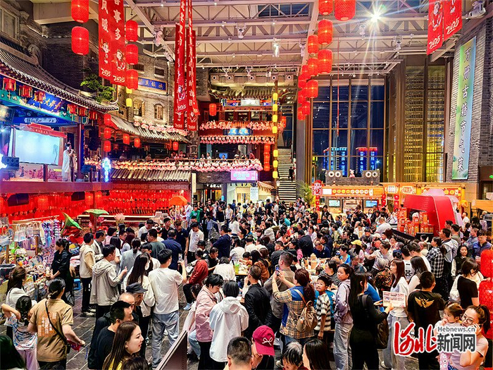 5月3日，游客在保定宴饮食博物馆观看演出。 保定宴饮食博物馆供图