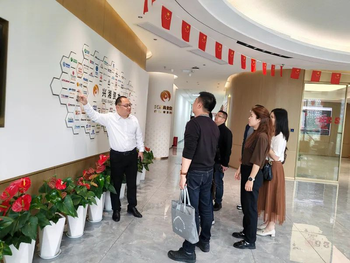 兴湘资本董事长向调研组讲解公司股权投资情况。（高慧 摄）