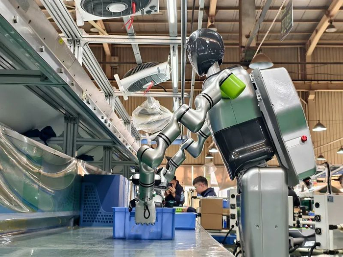 中联重科人形机器人在生产车间作业。（企业供图）