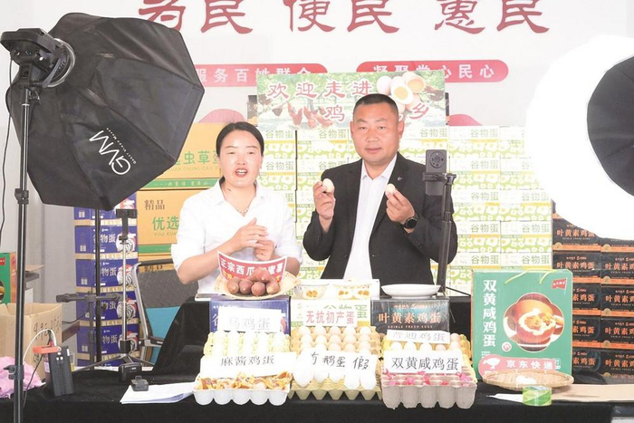         袁邯生（右）在直播间售卖鸡蛋。 本报记者 牛冰洁 摄    