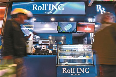 位于国瑞购物中心的“Roll’ING THUNDER”品牌，在空间布局上与“the Roll’ING”存在差异