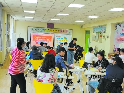     《从指尖到心间——化解孩子“手机依赖”》主题家长沙龙深受欢迎。陈潇供图